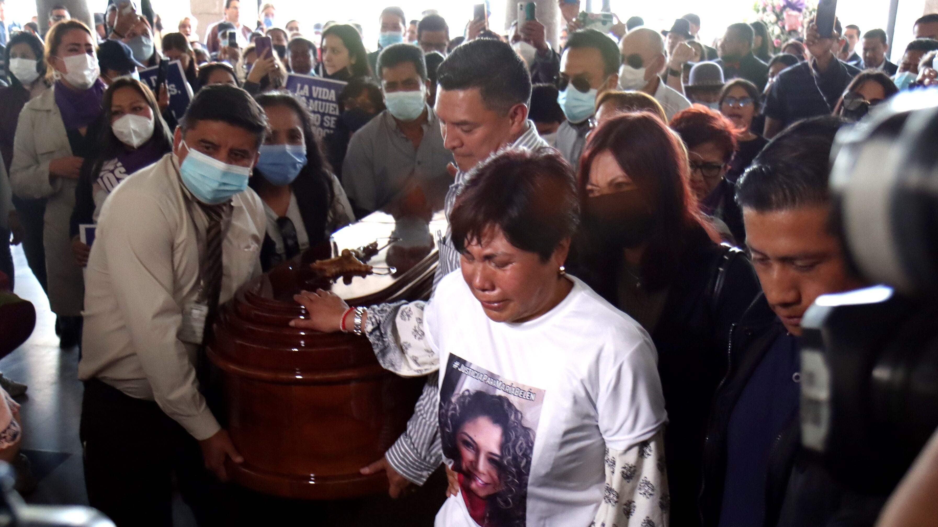 En el teatro de la Universidad Central se instaló una capilla ardiente en por el asesinato de la abogado María Belén Bernal.