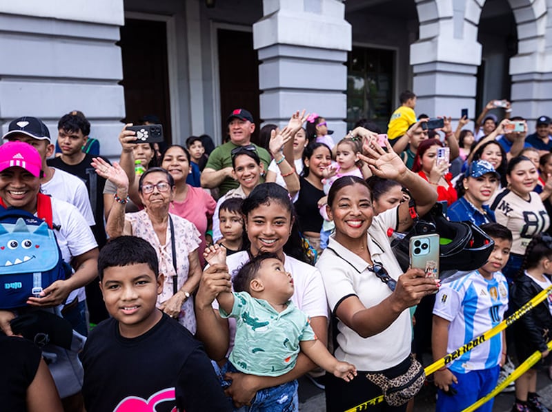 Personajes, desfiles y shows llenaron de color 18 cuadras del centro durante la segunda edición del evento.