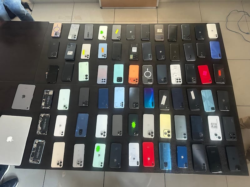 Decenas de celulares robados estaban encaletados en el techo de un local del Centro Comercial Montúfar, en Quito