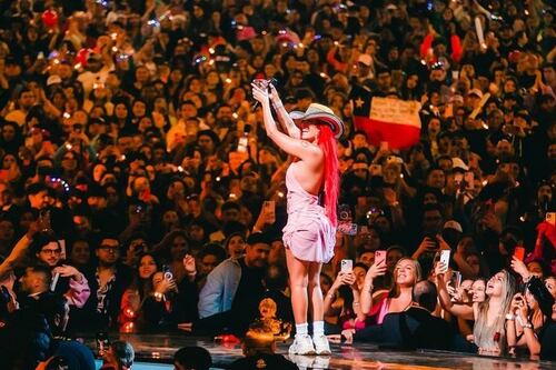 “¿Quién la vistió?”: Llueven críticas a Karol G por su outfit en Viña del Mar