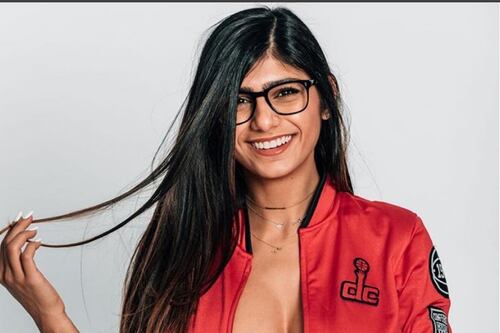¡Mia Khalifa come hamburguesas completamente desnuda!