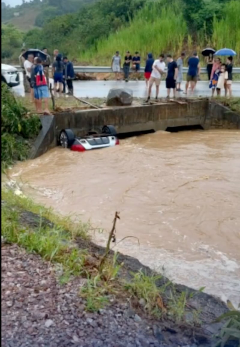 Auto volcado en brasil - Fuente: Video de X