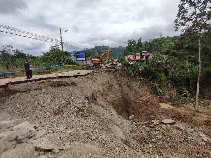Vía Cuenca- Girón- Pasaje cerrada por trabajos en el sector de Gramalote, alcantarilla colapsó.
