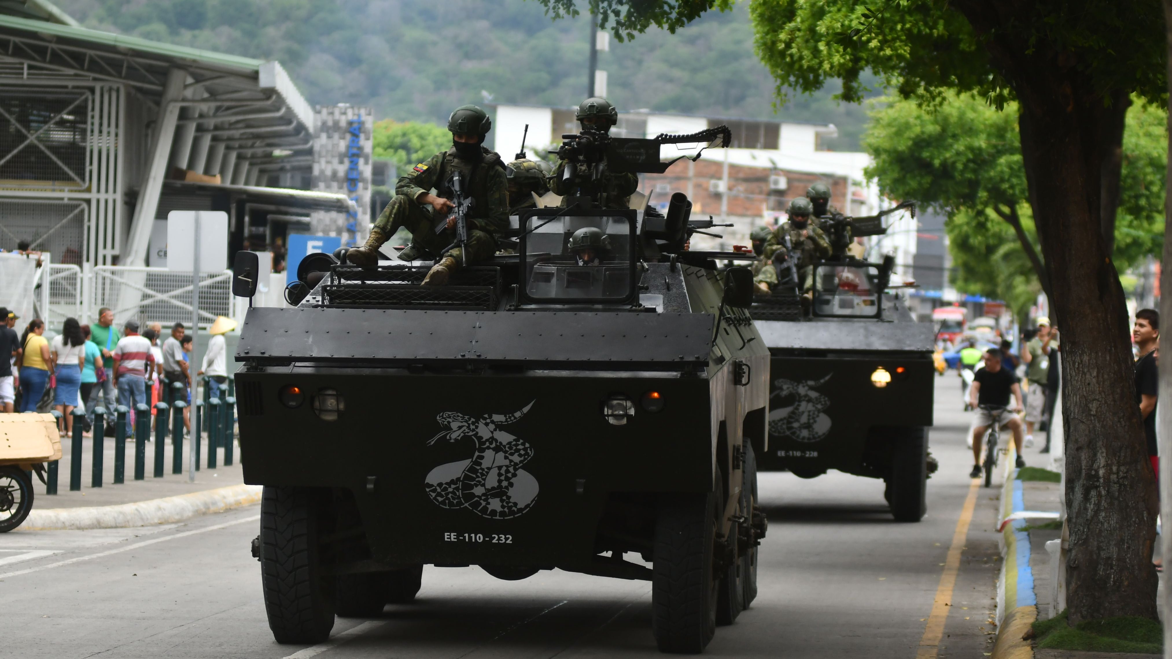 Militares realizan operativos de control en las calles de Portoviejo.