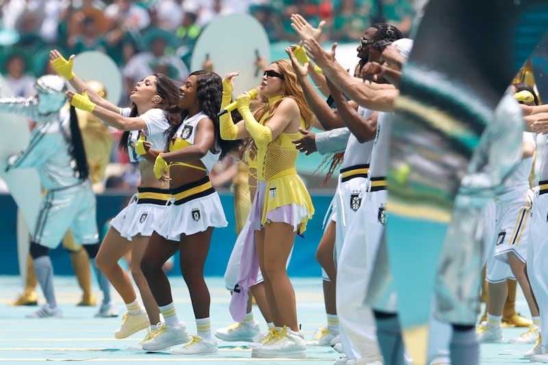 AME724. CIUDAD DE MÉXICO (MÉXICO), 11/06/2026.- La cantante colombiana Shakira (c), se presenta este jueves, en la inauguración del Mundial de la FIFA 2026 en el estadio Ciudad de México (México). EFE/ Sashenka Gutierrez