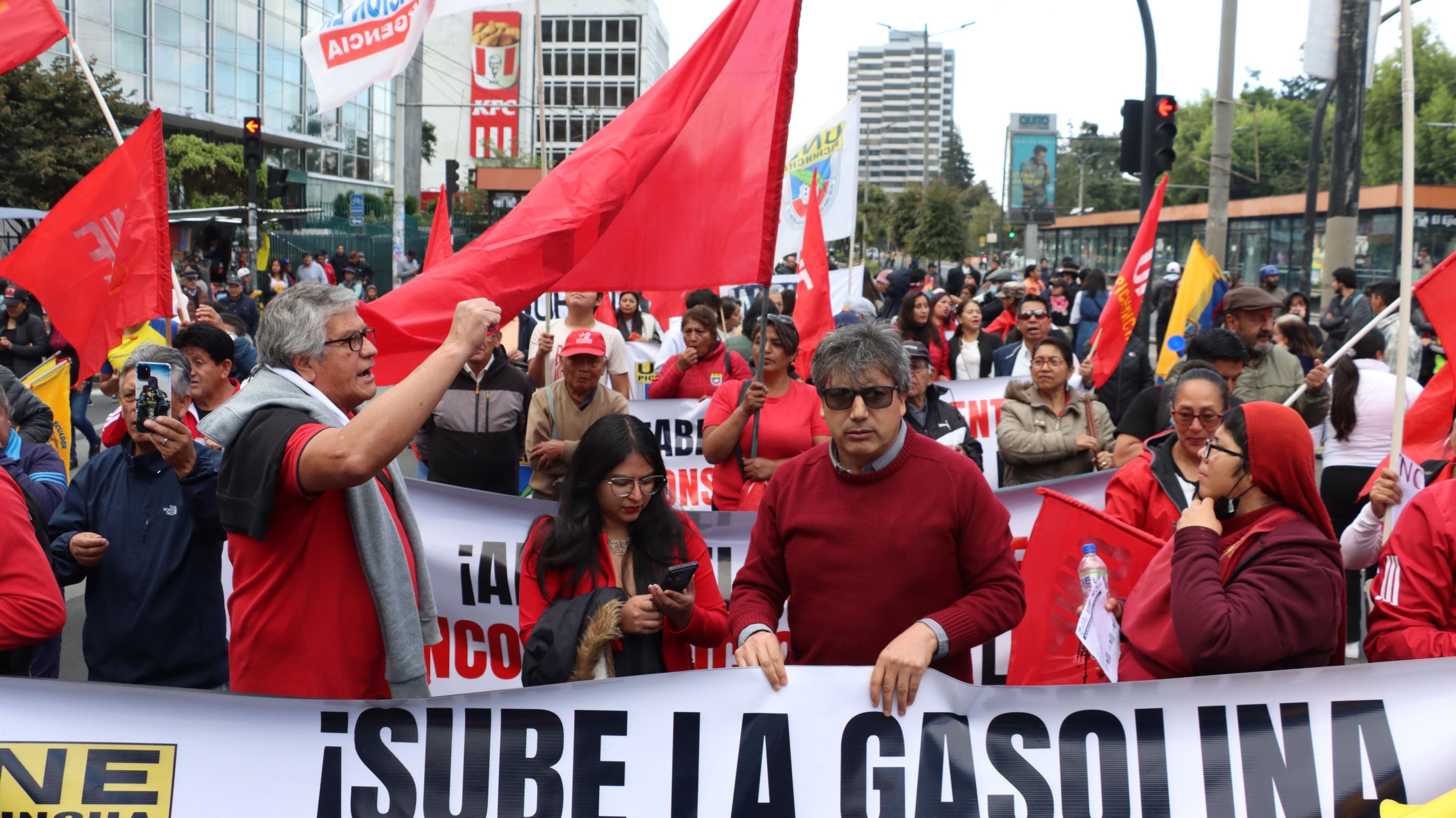 Marcha en Quito, de los movimientos sociales,FUT, FEUE, UNE, entre otros