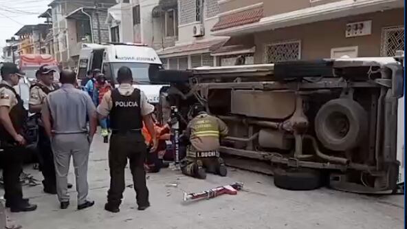 Blindado se volcó tras impactarse contra un motociclista en Guayaquil