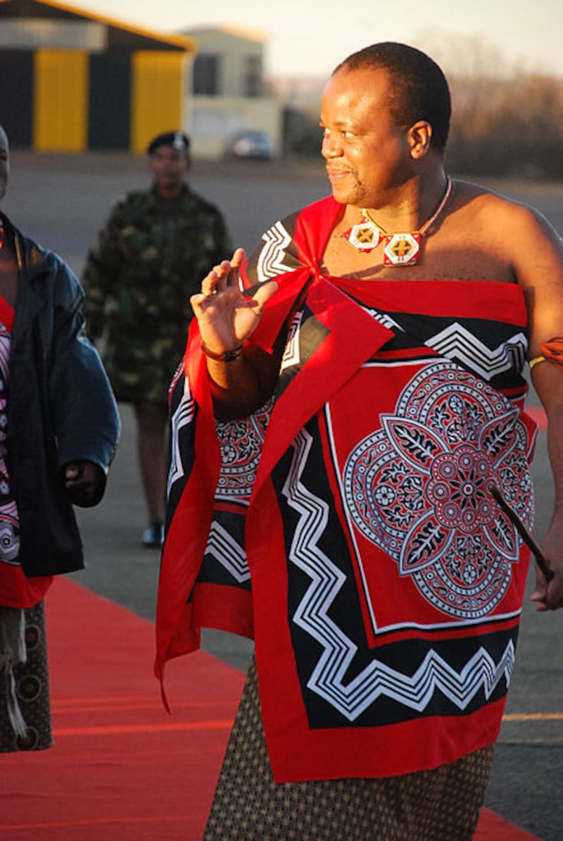 El rey Mswati III llega a Abu Dhabi con 16 esposas y 30 hijos.