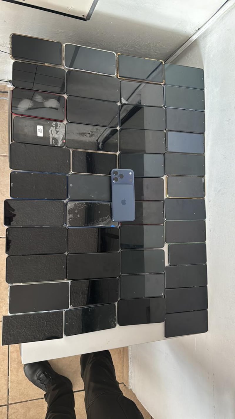 Rastreo de iPhone robado termina en hallazgo de decenas de celulares al norte de Quito: una persona fue detenida - Fuente: Policía Nacional del Ecuador