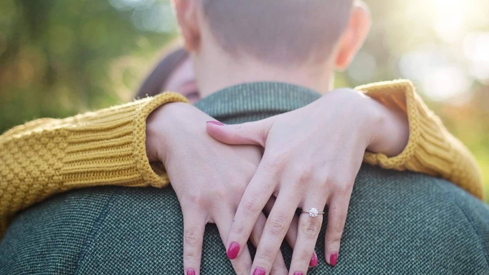 Dejó a su marido por un amigo de la infancia y la estafó por casi USD 90.000