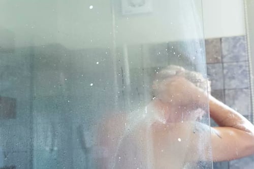 Experto de Harvard explica por qué no es recomendable bañarse todos los días