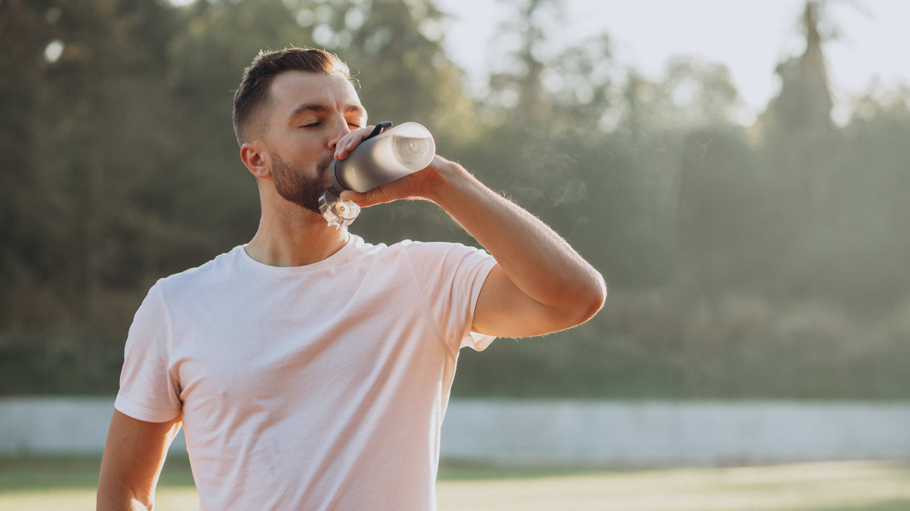 Estar bien hidratado es fundamental para el correcto funcionamiento de nuestro organismo. Foto: Freepik.