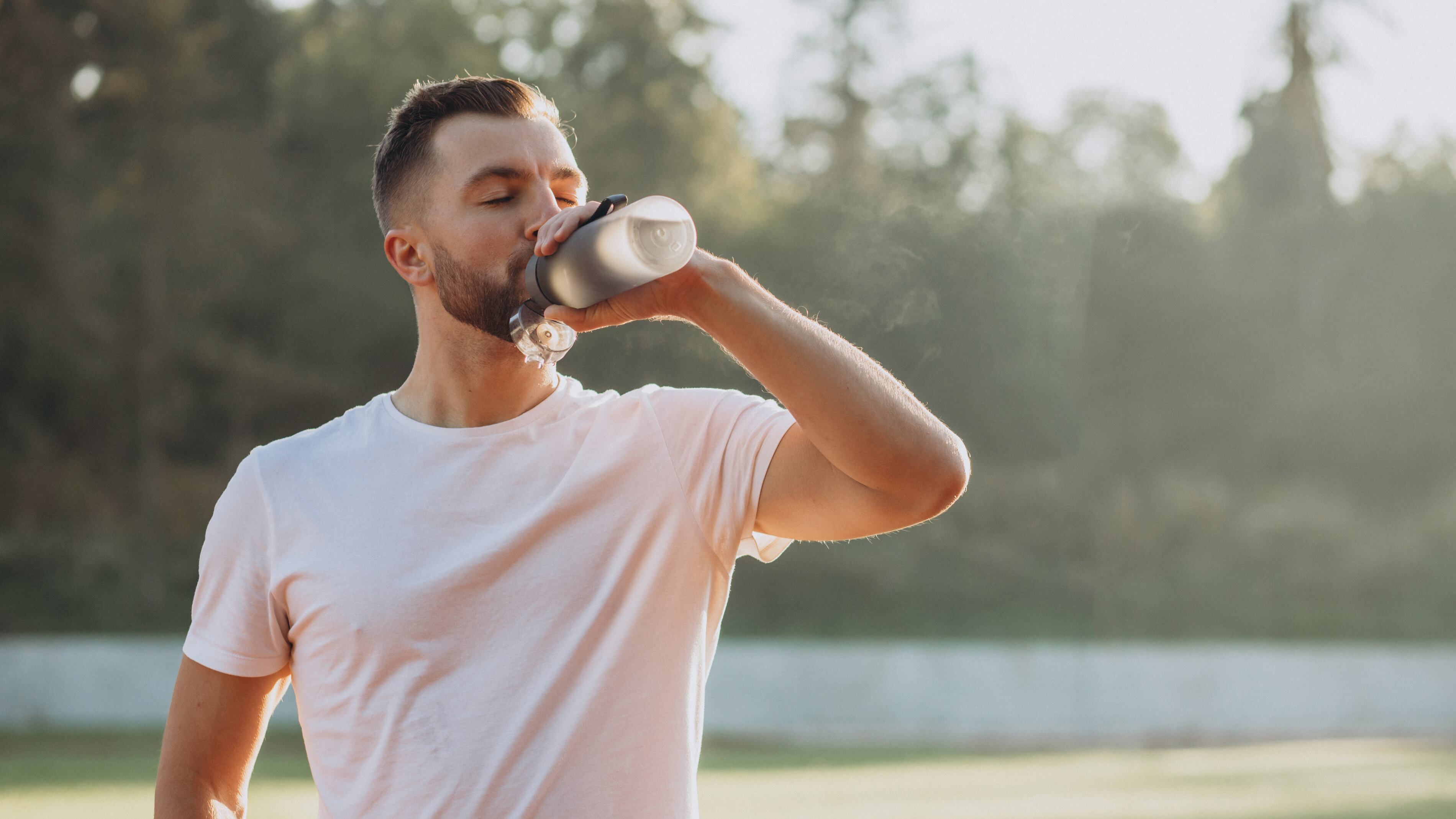 Estar bien hidratado es fundamental para el correcto funcionamiento de nuestro organismo. Foto: Freepik.