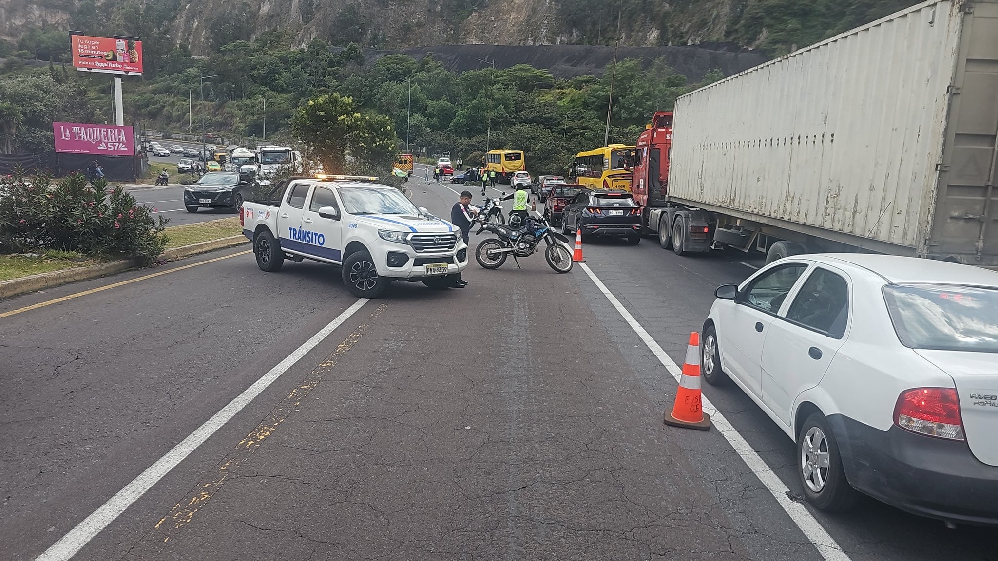 Siniestro de tránsito provoca fuerte congestión vehicular en la av. Simón Bolívar, Quito - Fuente: AMT