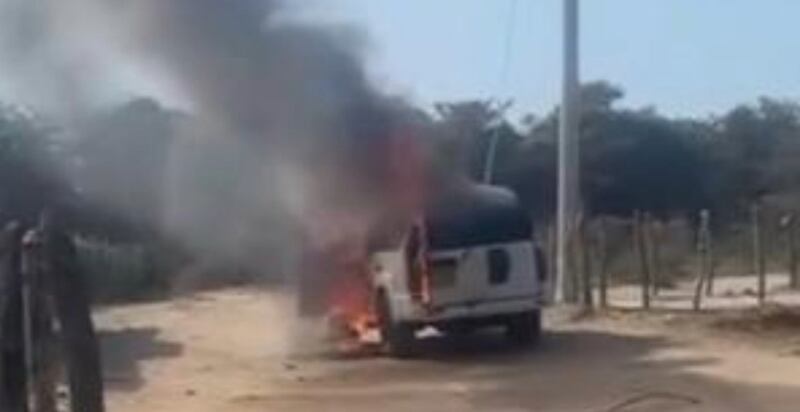 Foto de carro incinerado después del robo en el aeropuerto de Riohacha.