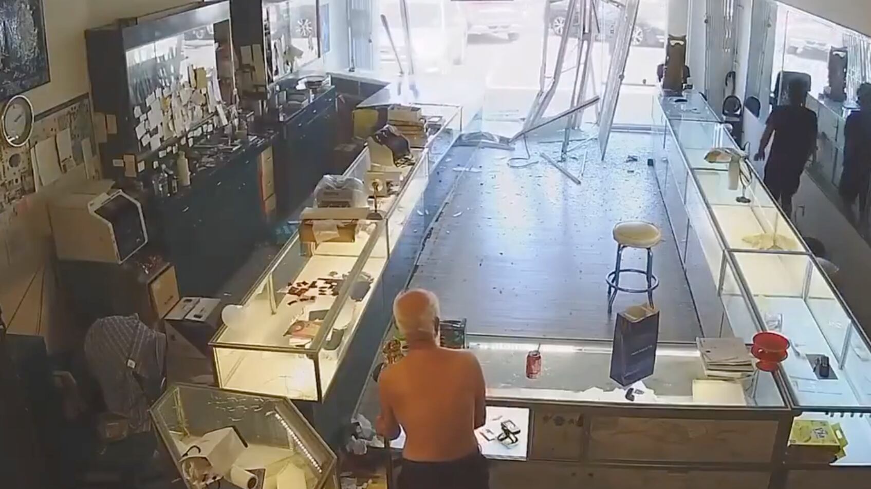 Ladrones asaltaron brutalmente la tienda de un abuelo de 88 años, provocándole un derrame cerebral