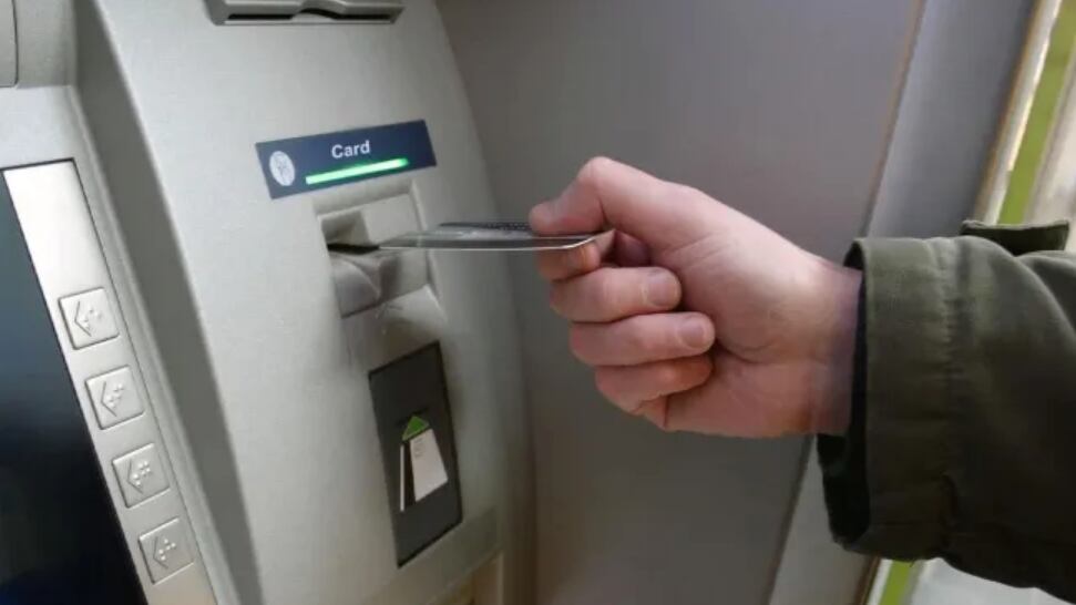 Perdió más de USD 900 en un ‘cambiazo’ en un cajero de Quito; sospechosos irán a juicio