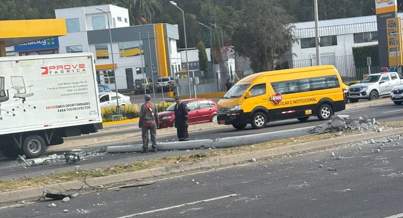 Un herido y daños a un poste tras siniestro de tránsito en la Ruta Viva, en Quito