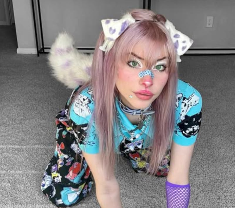 Meow Dalyn recrea rutinas caninas con jaula, collar y entrenadores.