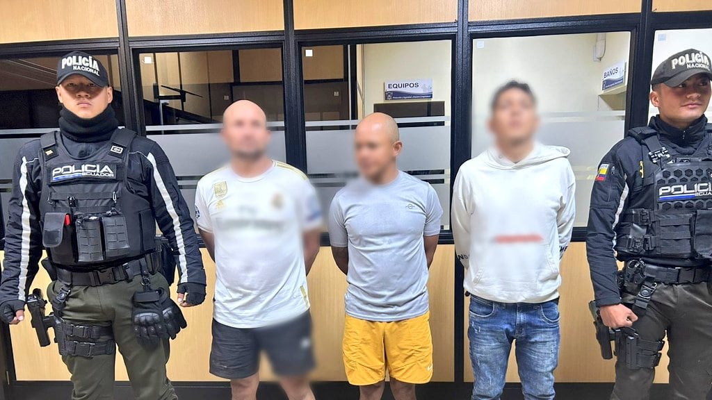 Denuncia de riña callejera permitió detectar a sujetos con un arsenal en San Antonio, en Quito