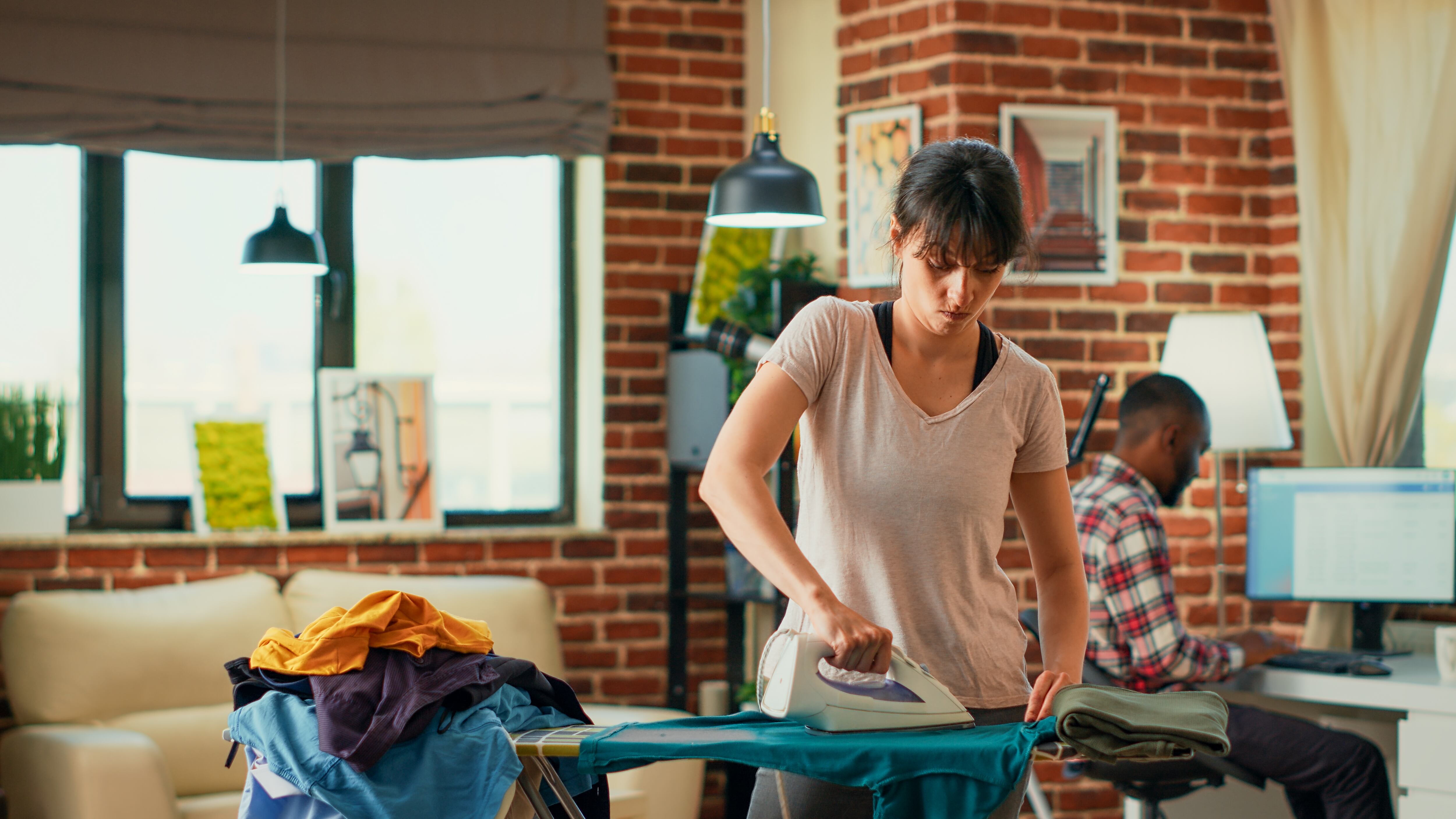 Mujeres asumen el 75% del trabajo doméstico no remunerado en Ecuador