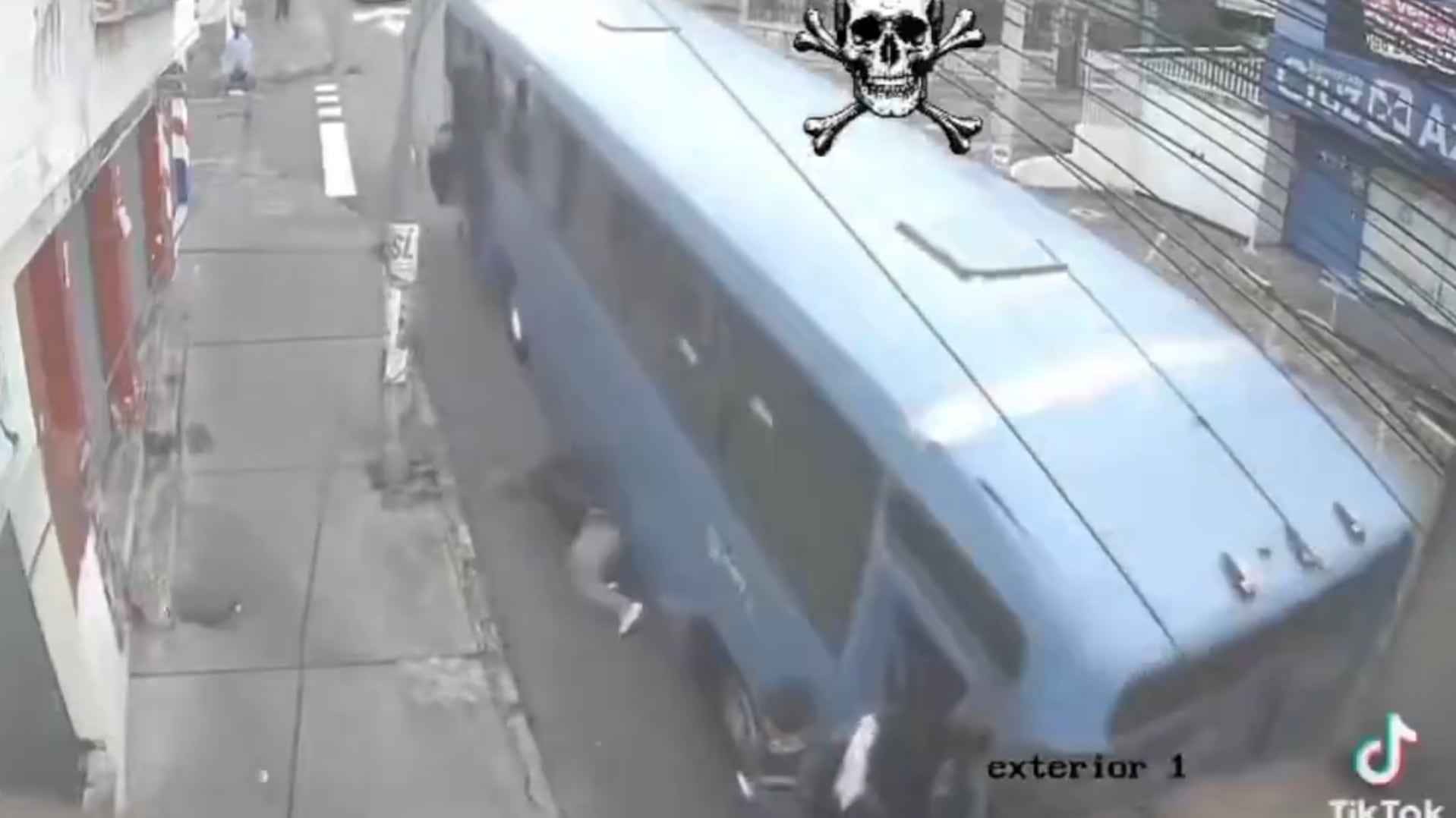 Pasajero cae de un bus en movimiento en el sur de Quito