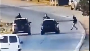 VIDEO: Ladrón termina atropellado tras intentar asaltar a un motociclista - Fuente: Video de X