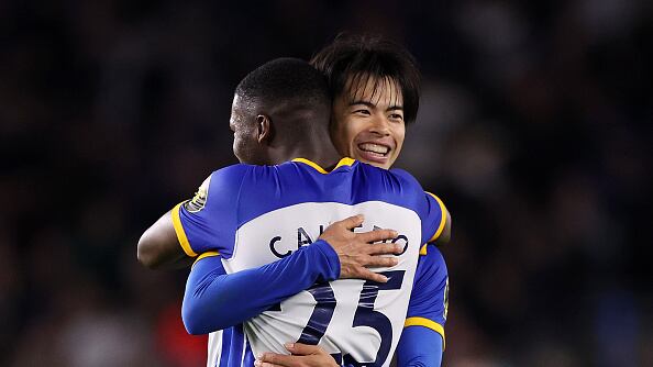 Moisés Caicedo y Mitoma festejan el gol del Brighton