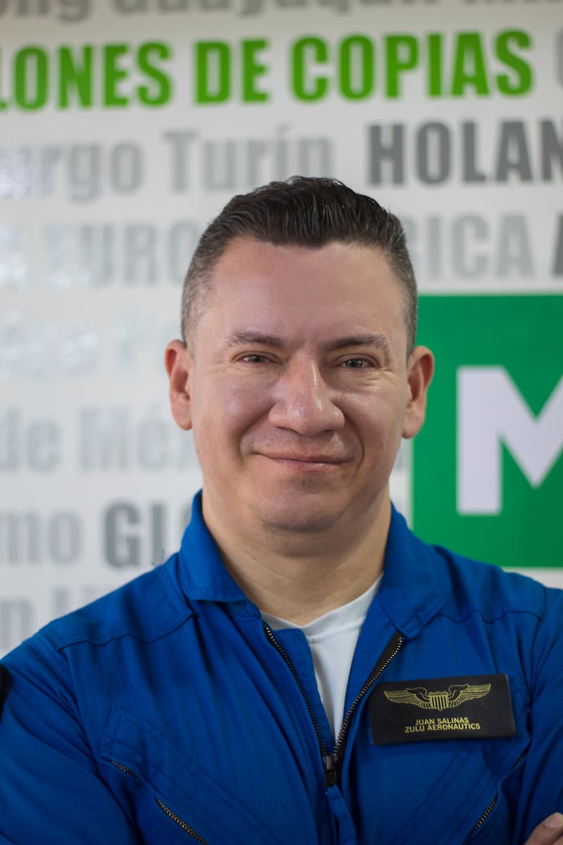Juan Fernando Salinas, piloto comercial e ingeniero aeroespacial, se convertirá en el primer ecuatoriano en viajar al espacio en el primer trimestre de 2026