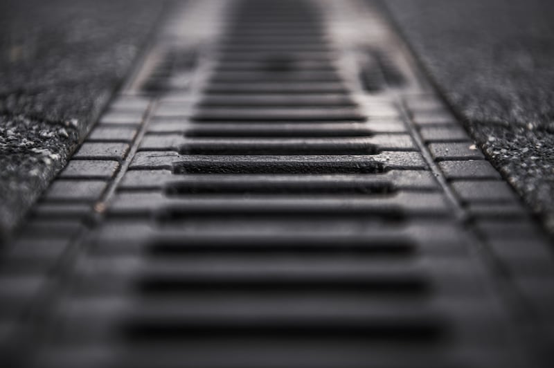 Padre arriesga su vida para salvar a su hija en las vías del tren.