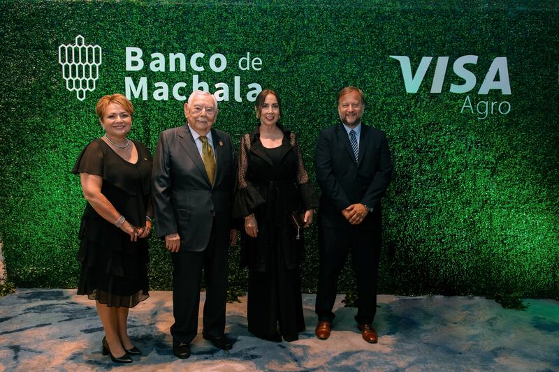 Directivos de la entidad financiera, en la presentación de la tarjeta.