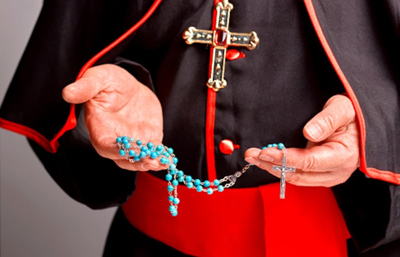 El Vaticano a condena a sacerdote a prisión por abuso sexual de un menor.