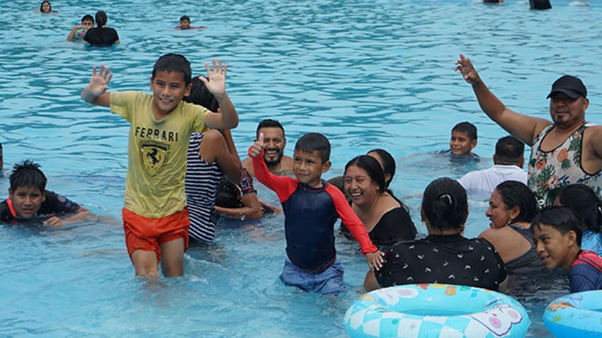 Las altas temperaturas impulsaron la asistencia de familias a espacios recreativos gratuitos administrados por el Municipio.