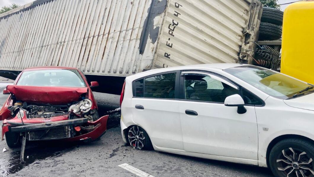 Tráiler aplastó a tres vehículos livianos y afectó a otros en la Simón Bolívar, en el sector de Monjas