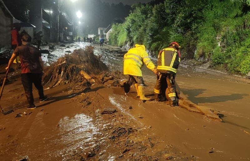 Tres heridos tras deslizamiento de tierra en Conocoto, Quito