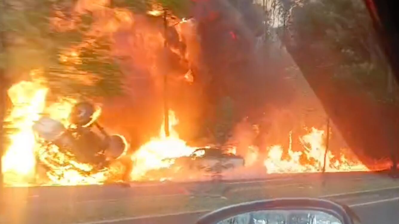 Camión que transportaba cilindros de gas se incendió tras volcarse en la Av. Simón Bolívar, en el sur de Quito