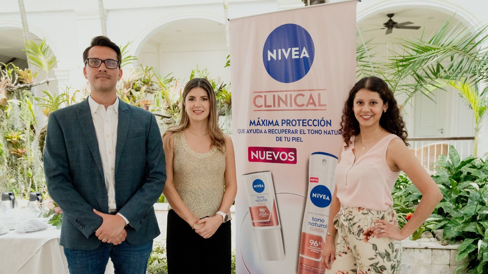 Carlos Aguilera, Gerente de Ventas Beiersdorf Ecuador; Ibeth Recalde, Gerente de Marketing Comercial Nivea Ecuador; y Pamela Arcos, Gerente de Marca de Nivea Cuidado Personal