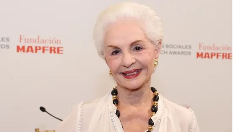 Carolina Herrera usando tonos vibrantes en los labiales