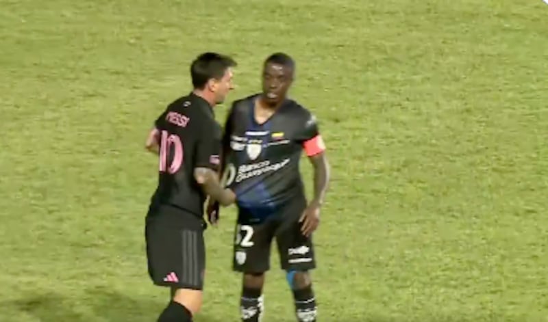 La entrada de Jhegson Méndez que enojó a Messi