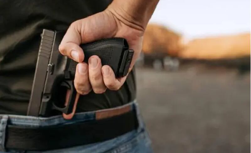 Fue sentenciado por portar un arma de uso policial en Quito: intentó asaltar y apuntó a policías