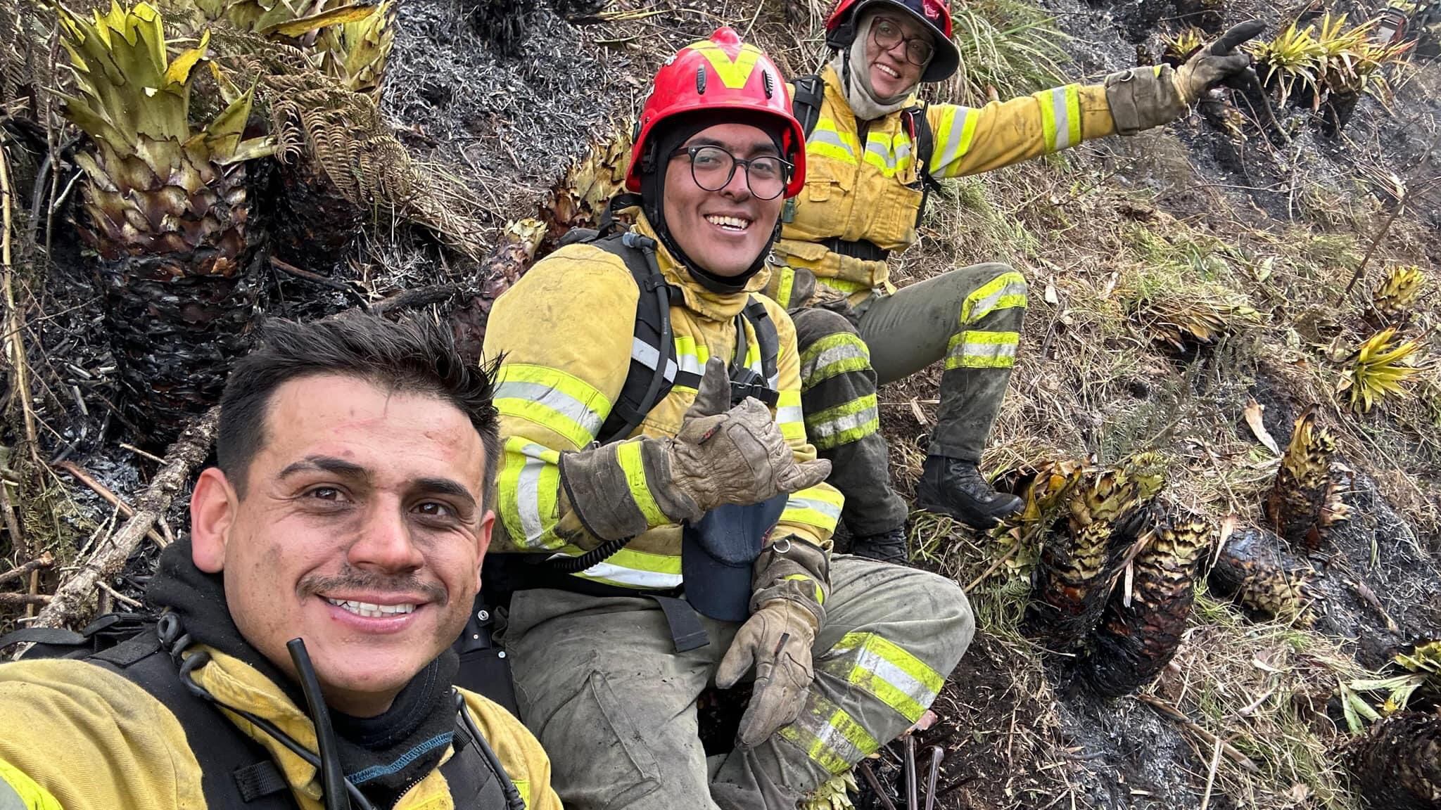 Miembros del Cuerpo de Bomberos de Cuenca tras control de incendios. Imagen: Municipio Cuenca