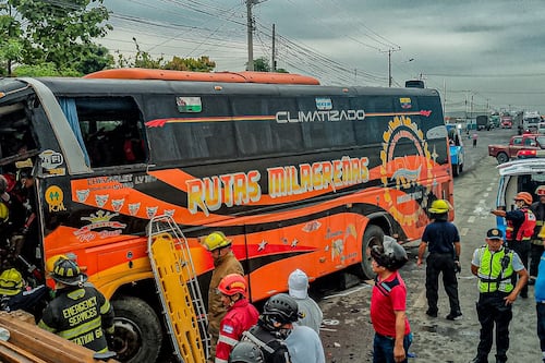 Tragedia en la vía Durán–Yaguachi: choque deja un muerto y once heridos