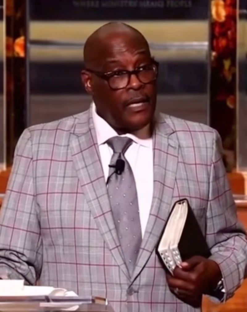 Pastor Marvin Winans humilla a fiel por donación insuficiente en Detroit.