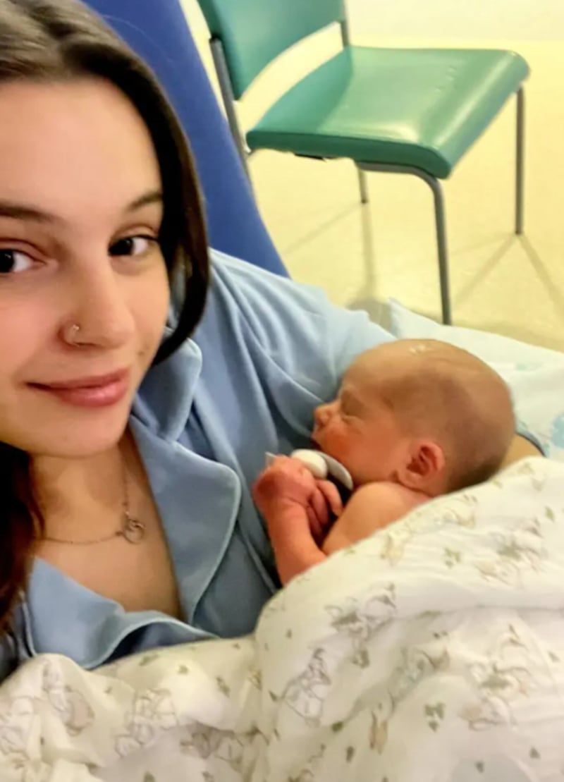 Jaxson nació en una ambulancia sin que su madre supiera que estaba embarazada.