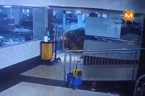 Mujer estrelló su carro contra centro comercial y cayó sobre la escalera eléctrica