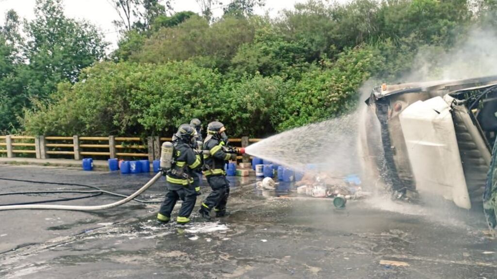 Así fue el aparatoso accidente de camión en la Av. Simón Bolívar, norte de Quito