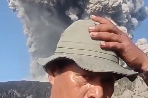 Así fue la erupción volcánica que se tragó a turistas en Indonesia