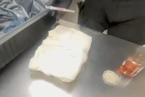 Más de 20.000 gramos de cocaína impregnada en ropa en el Aeropuerto de Quito