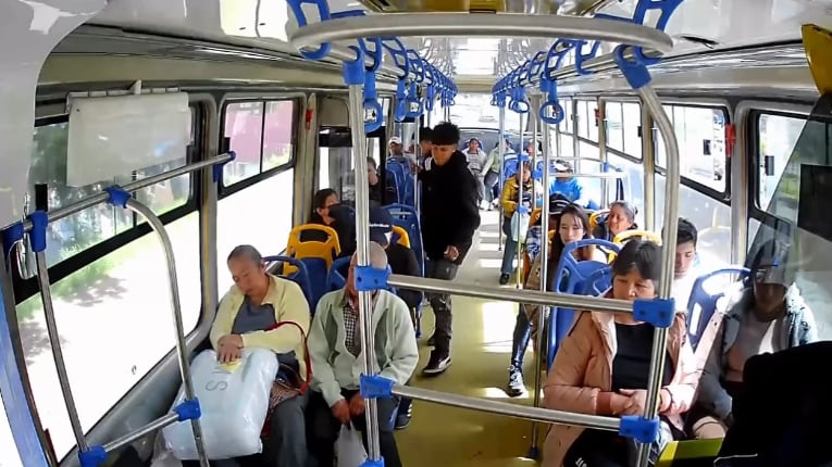 VIDEO: sujetos son captados robando en un bus en Quito y amenazan: “te bajas y te mato”