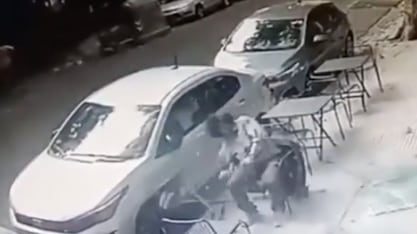 Vidrio cae desde un balcón y sorprende a un hombre que tomaba café en Palermo; bomberos retiraron otro vidrio peligroso.